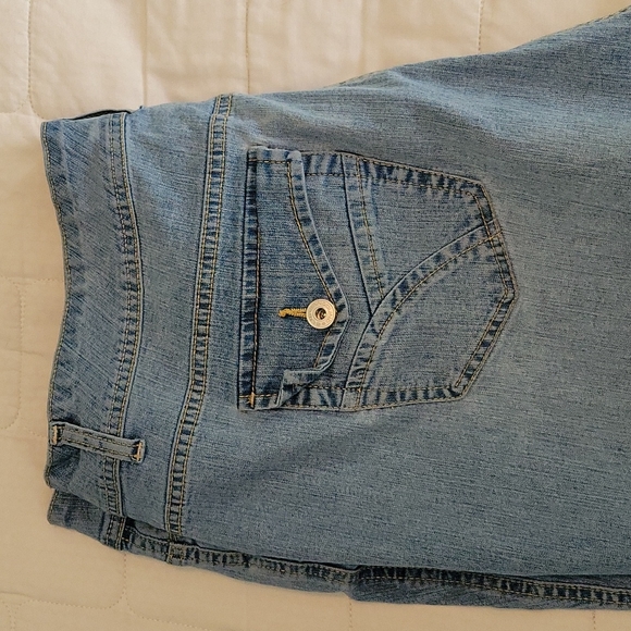 Woman's denim capris - Picture 2 of 6